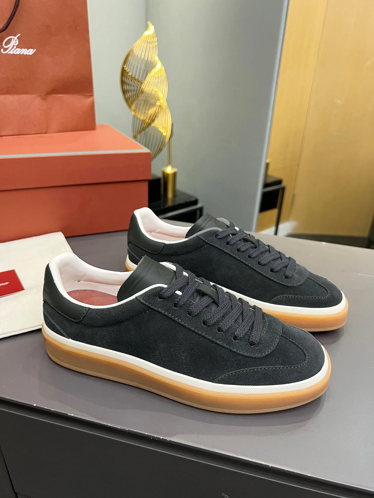 Factory price: 580💰Purchase level, high version🦅⛳️ Italy [Loro men's shoes💰iana] Tennis walk series L men's shoes💰Couple moral training shoes casual sports shoes sneakers🎁🎁 Original purchase development and production This new suede tennis shoe adopts an ultra-low design, suitable for wearing all year round👫👫 The wrapped sole creates an effortlessly attractive color combination that harmoniously blends functionality with understated style, making it the ideal shoe for urban wear. Soft calfskin tongue with Kummel color insert at the heel, embossed L Men's shoes 💰 Logo Cotton lace upper, cowhide suede sole Rubber-lined calfskin ✦ Upper: imported first-layer cowhide ➕ Customized original cowhide ✦ Lining: cowhide lining ➕ Cow leather insole ✦ Sole: Original open-molded T men's shoe 💰R ultra-lightweight outsole ✦Packaging: Original full set of packaging ✦Female size: 35--40, ✦Male size: 39--44, customized 45